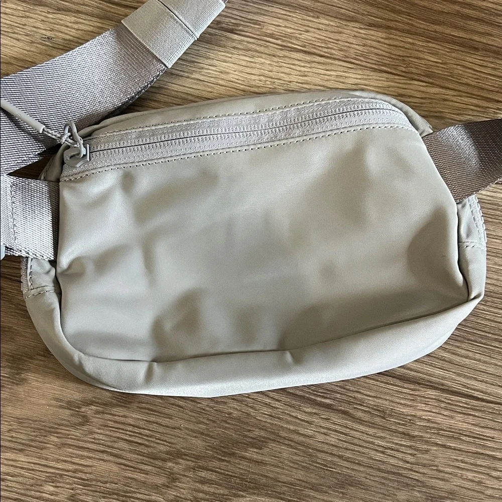Lululemon Athletica Light Gray Belt Bag - Picture 8 of 10